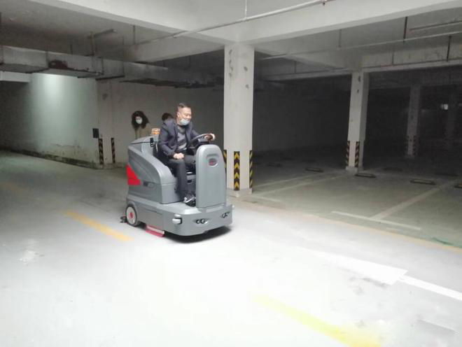 中西小区物业保洁不用人力改用驾驶式洗地机了